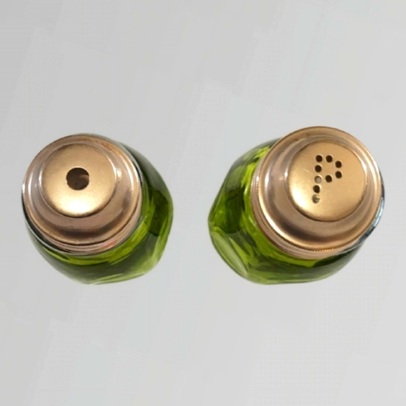 VINTAGE AIRKO MID CENTURY AVOCADO GREEN THUMBPRINT GLASS SALT & PEPPER SHAKERS - Picture 2 of 6